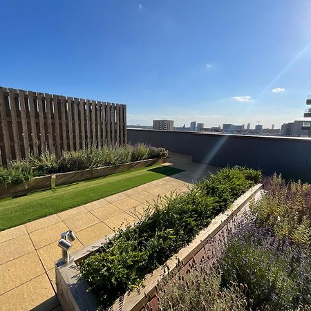 Deluxe Double Bed In Shared Apt Near Canary Wharf, City Airport & O2 Arena With Thames View London Bagian luar foto