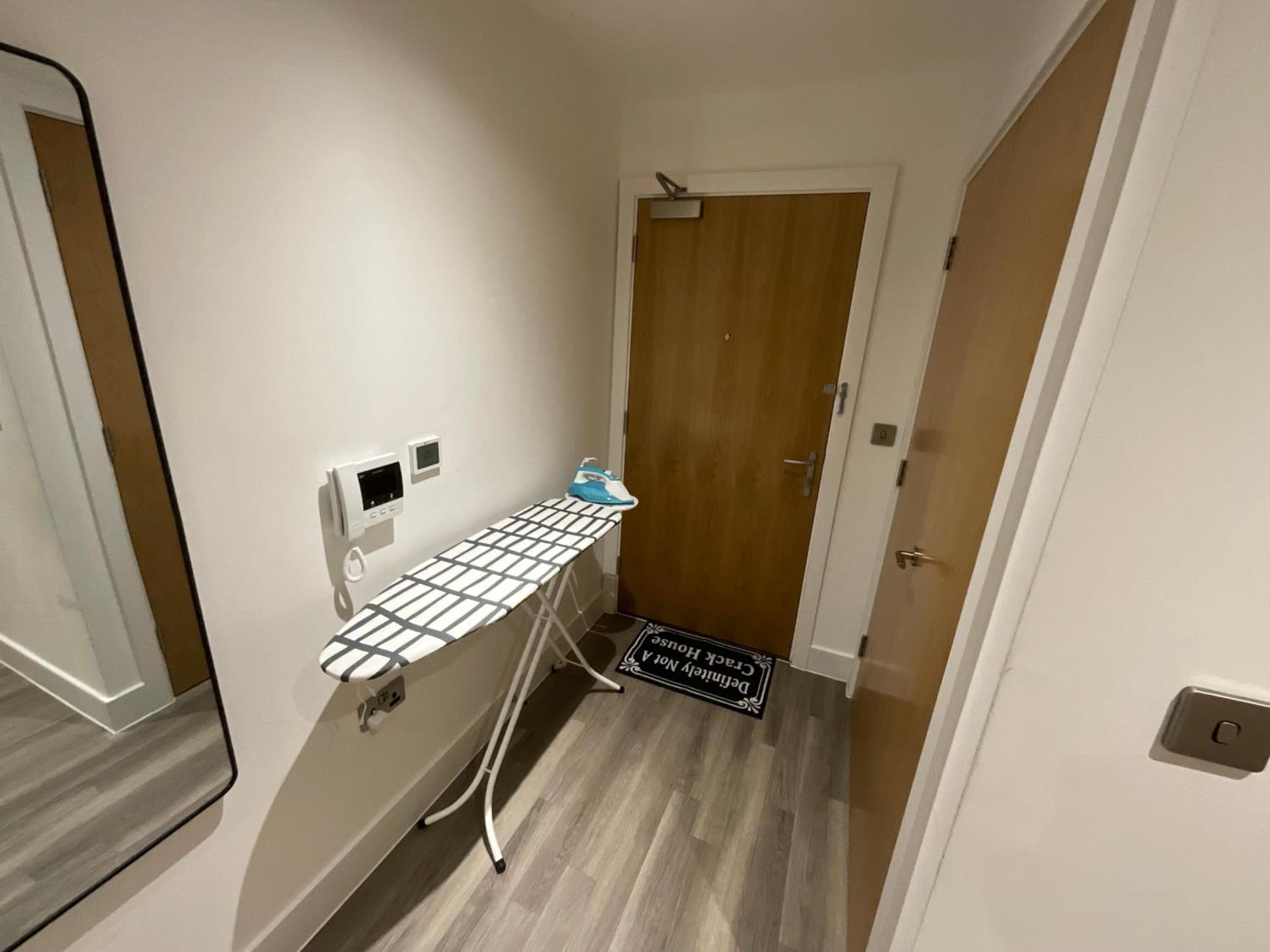 Deluxe Double Bed In Shared Apt Near Canary Wharf, City Airport & O2 Arena With Thames View London Bagian luar foto