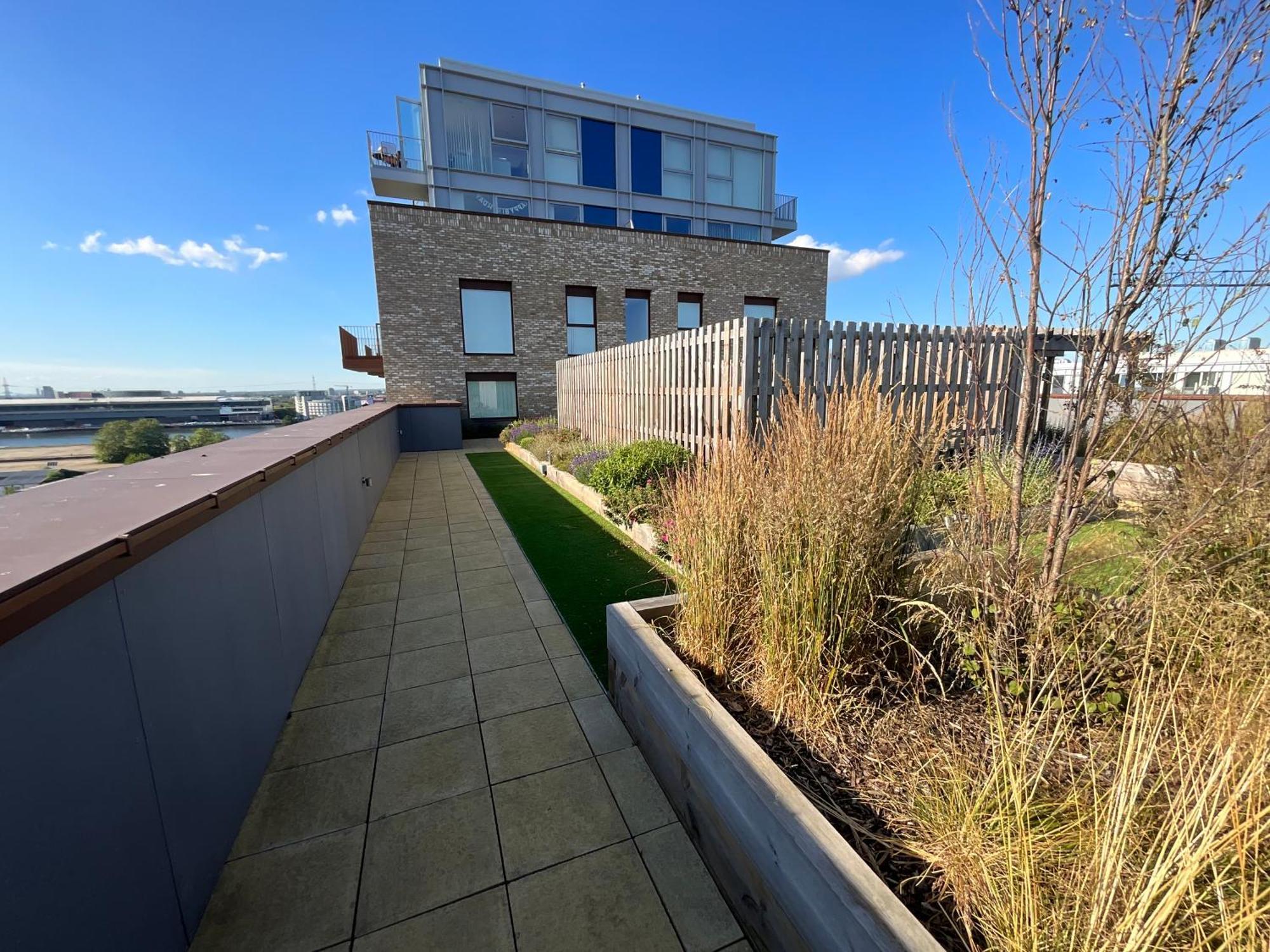 Deluxe Double Bed In Shared Apt Near Canary Wharf, City Airport & O2 Arena With Thames View London Bagian luar foto