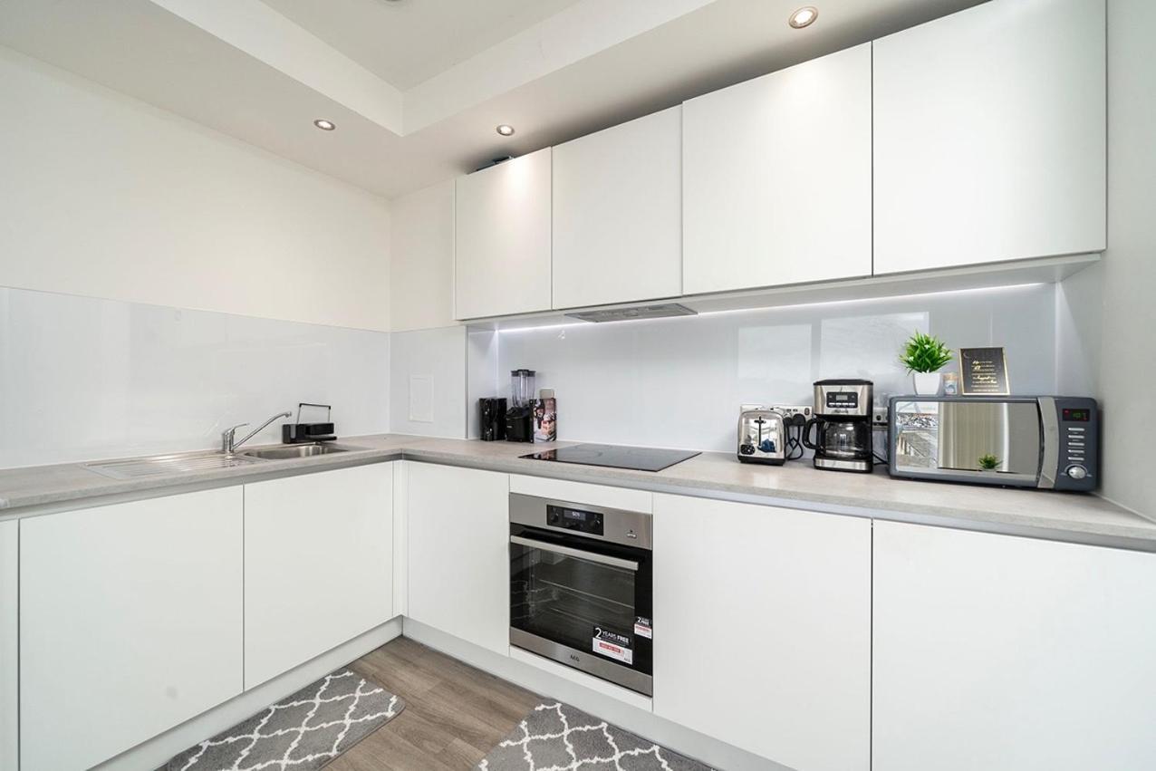 Deluxe Double Bed In Shared Apt Near Canary Wharf, City Airport & O2 Arena With Thames View London Bagian luar foto