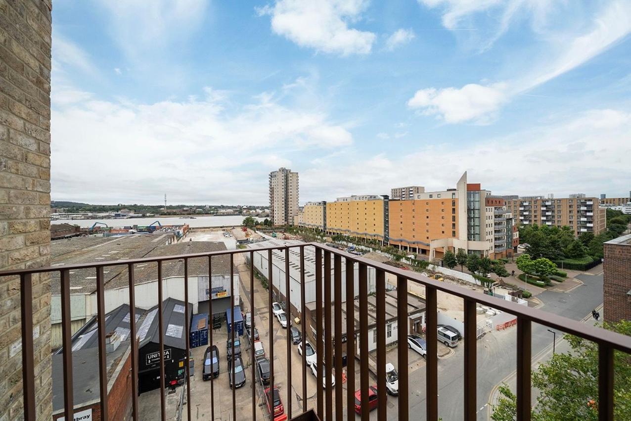 Deluxe Double Bed In Shared Apt Near Canary Wharf, City Airport & O2 Arena With Thames View London Bagian luar foto