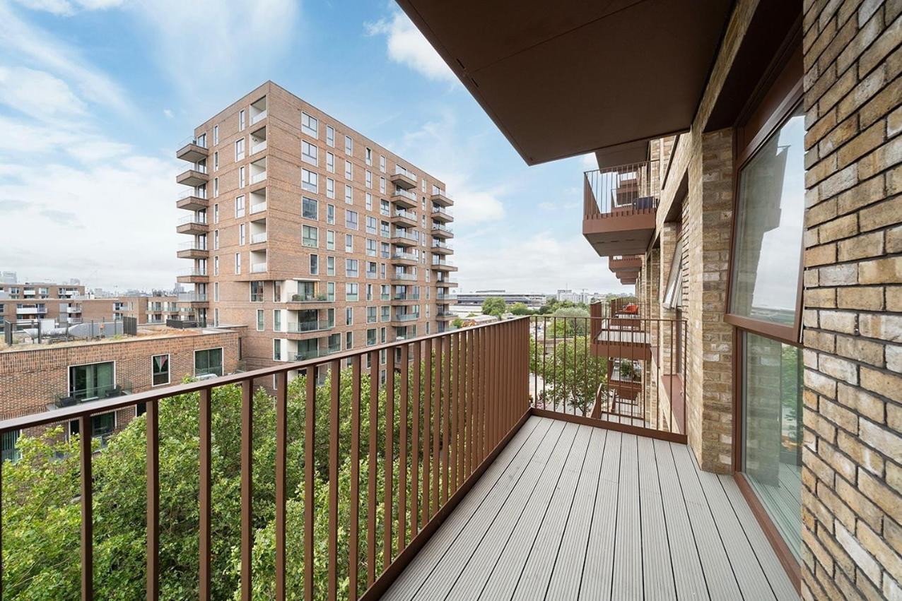 Deluxe Double Bed In Shared Apt Near Canary Wharf, City Airport & O2 Arena With Thames View London Bagian luar foto