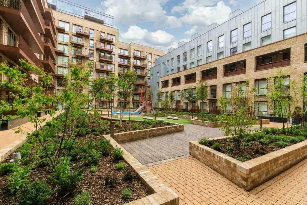 Deluxe Double Bed In Shared Apt Near Canary Wharf, City Airport & O2 Arena With Thames View London Bagian luar foto