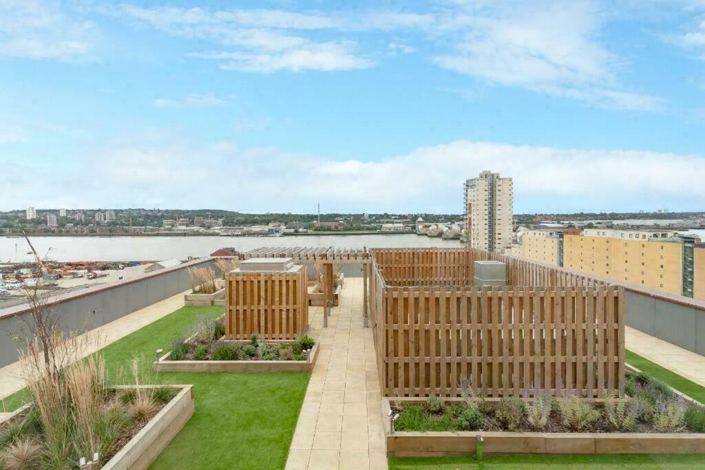 Deluxe Double Bed In Shared Apt Near Canary Wharf, City Airport & O2 Arena With Thames View London Bagian luar foto