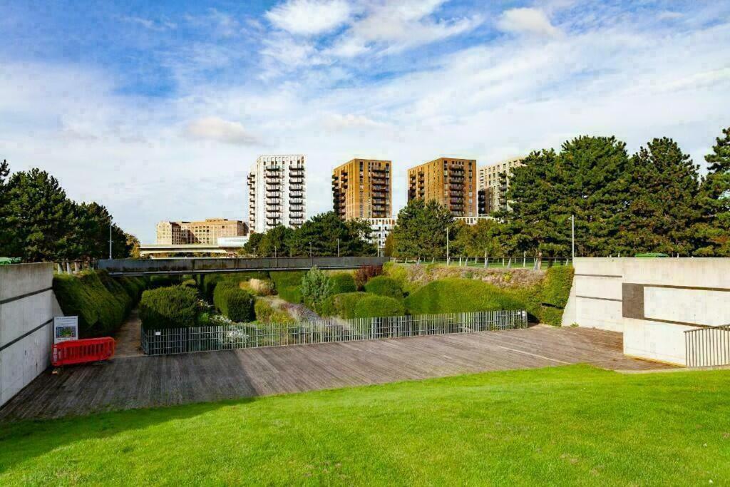 Deluxe Double Bed In Shared Apt Near Canary Wharf, City Airport & O2 Arena With Thames View London Bagian luar foto