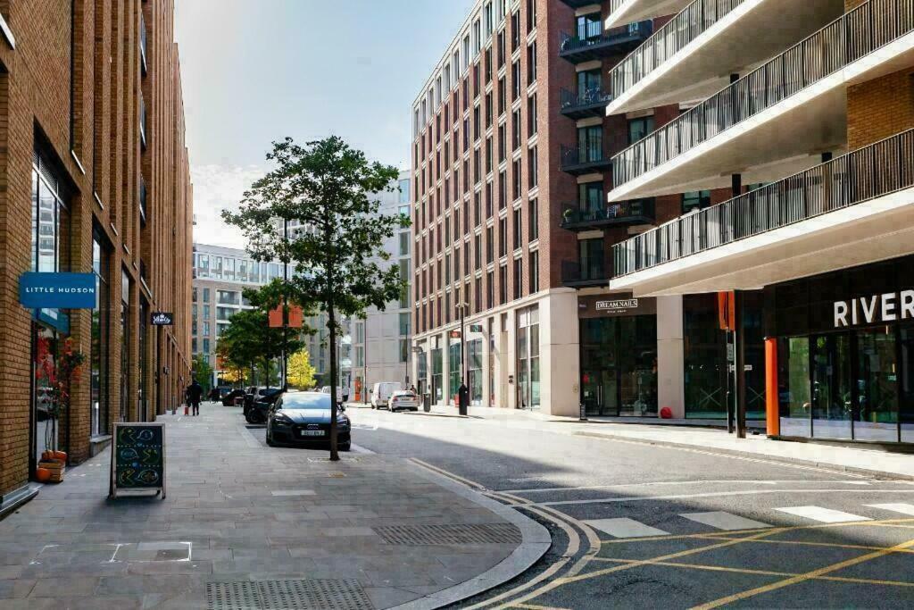 Deluxe Double Bed In Shared Apt Near Canary Wharf, City Airport & O2 Arena With Thames View London Bagian luar foto