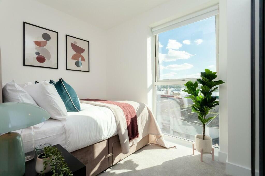 Deluxe Double Bed In Shared Apt Near Canary Wharf, City Airport & O2 Arena With Thames View London Bagian luar foto