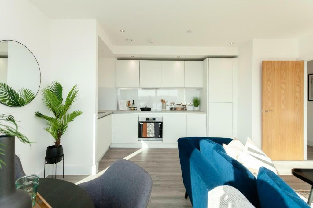 Deluxe Double Bed In Shared Apt Near Canary Wharf, City Airport & O2 Arena With Thames View London Bagian luar foto