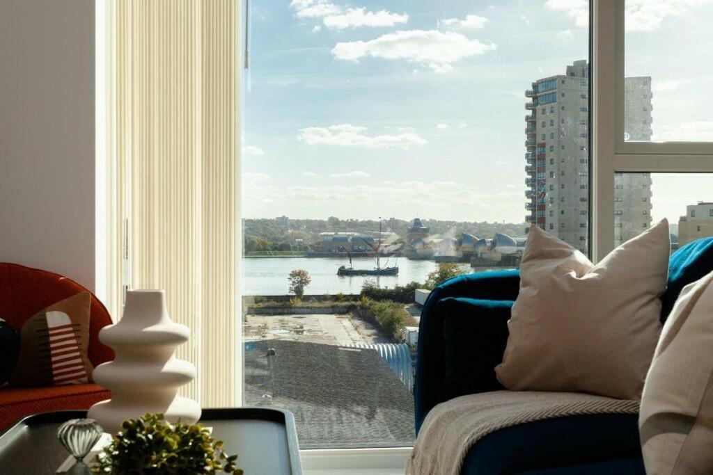 Deluxe Double Bed In Shared Apt Near Canary Wharf, City Airport & O2 Arena With Thames View London Bagian luar foto