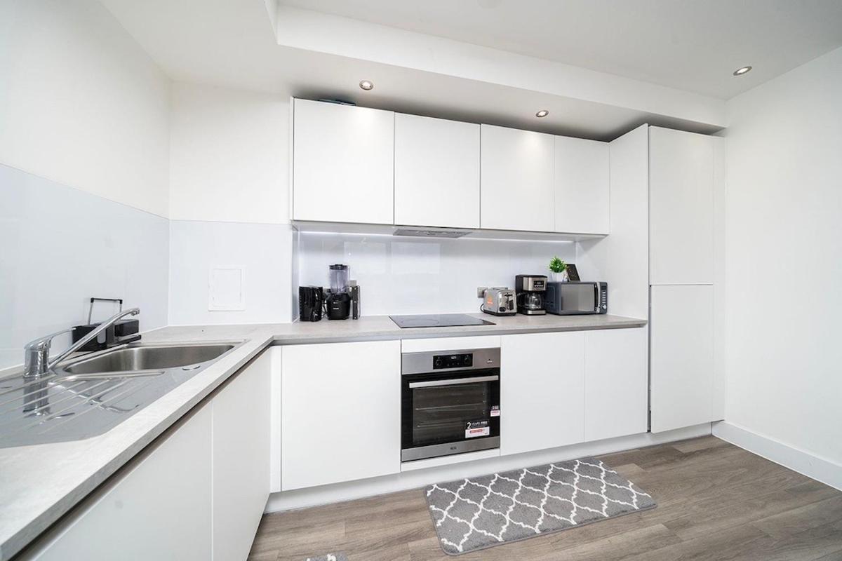 Deluxe Double Bed In Shared Apt Near Canary Wharf, City Airport & O2 Arena With Thames View London Bagian luar foto