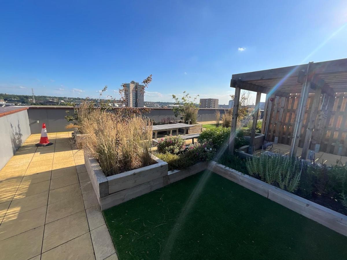Deluxe Double Bed In Shared Apt Near Canary Wharf, City Airport & O2 Arena With Thames View London Bagian luar foto