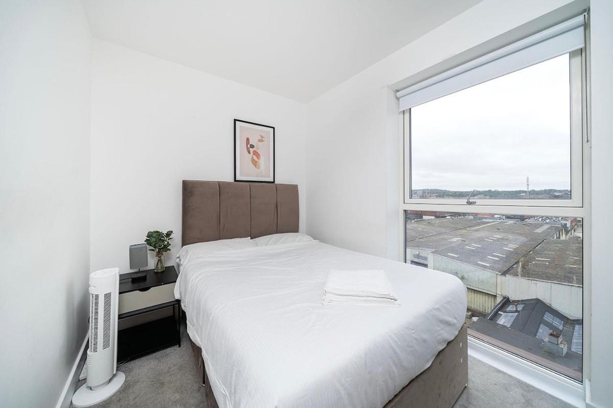 Deluxe Double Bed In Shared Apt Near Canary Wharf, City Airport & O2 Arena With Thames View London Bagian luar foto