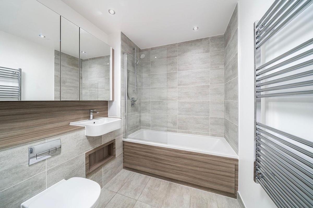 Deluxe Double Bed In Shared Apt Near Canary Wharf, City Airport & O2 Arena With Thames View London Bagian luar foto