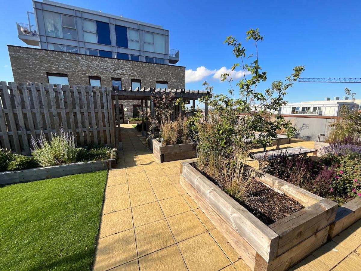 Deluxe Double Bed In Shared Apt Near Canary Wharf, City Airport & O2 Arena With Thames View London Bagian luar foto